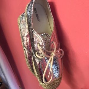 Cute & comfy silver flats